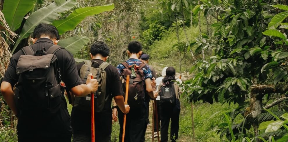 Di mana jejak lisan menipis, di sanalah hutan menghijaukan misteri. Udara dingin berbisik lagu-l