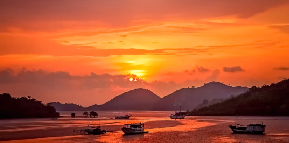 tropical-sunset-in-labuhan-bajo-2023-11-27-04-54-26-utc